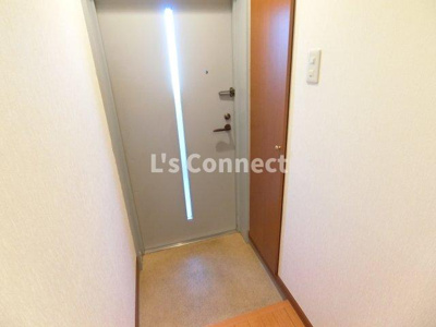 【玄関】 | レジェンダ泉中央 | 背の高い下駄箱で靴も収納できます。