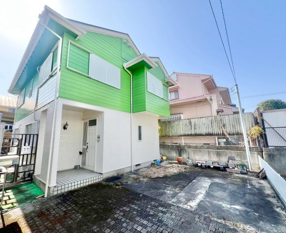 長久手市喜婦嶽戸建の外観|駐車場2台分あり、通路の奥に2台駐車場可能です！