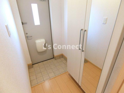 【玄関】 | セッジフィールド桜ノ目 | 背の高い下駄箱には鏡付きで身だしなみチェック。