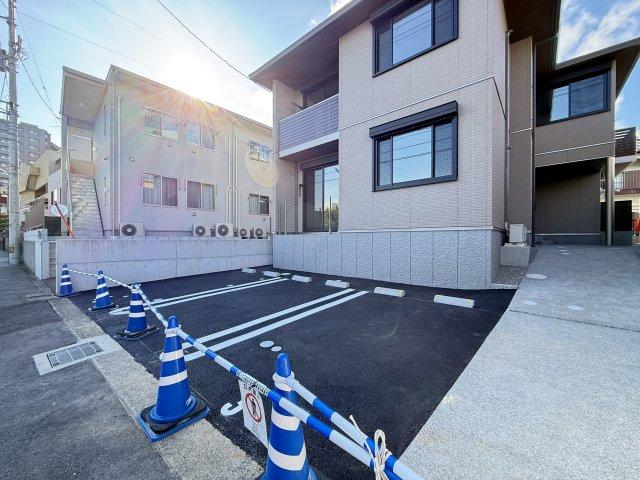 シャーメゾン リヴィエール小津の駐車場