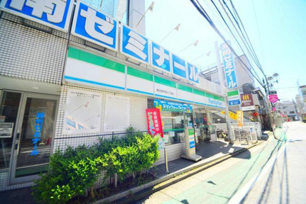 ファミリーマートまで370m
