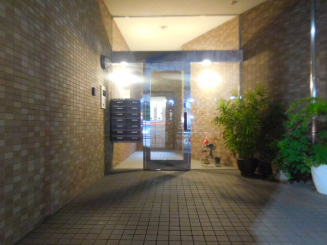 高槻市紺屋町の賃貸マンションのエントランス