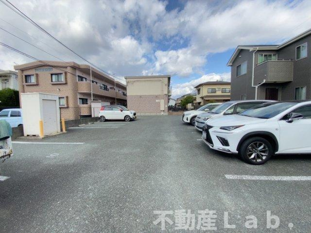ユニフレックス南高江の駐車場