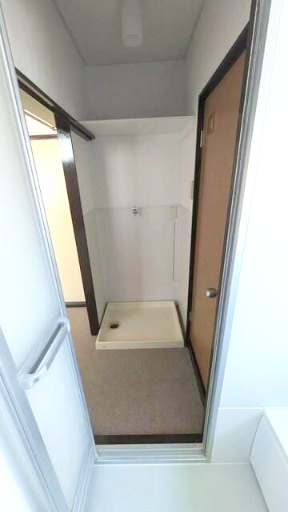 司ハイツの玄関