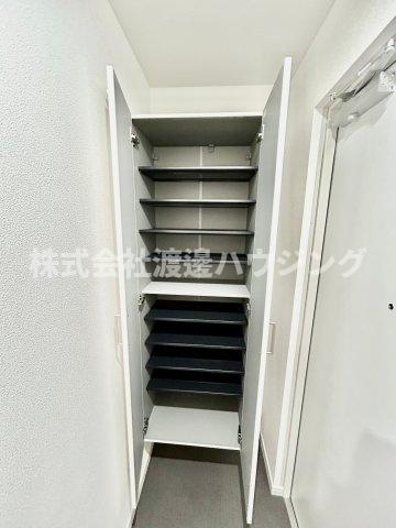 レジデンスデュオ江坂の収納|天井高シューズBOX