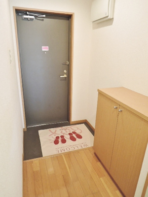 玄関　下駄箱有