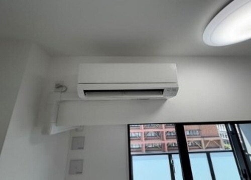 プレイス白壁の設備|リビングエアコン　※同タイプの部屋のお写真です