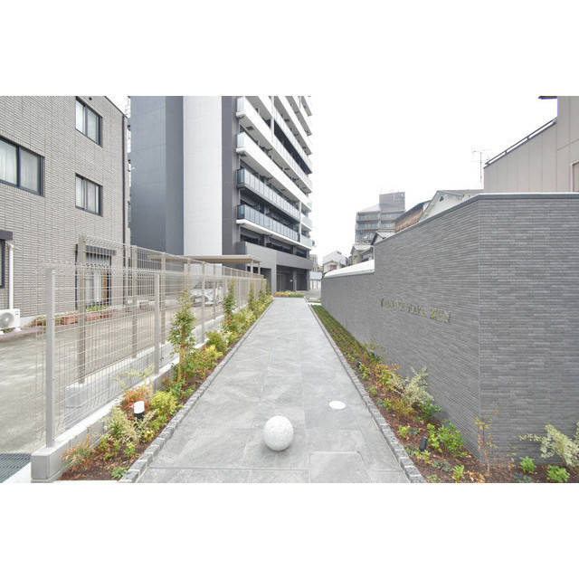 アドバンス大阪ビヤンのエントランス