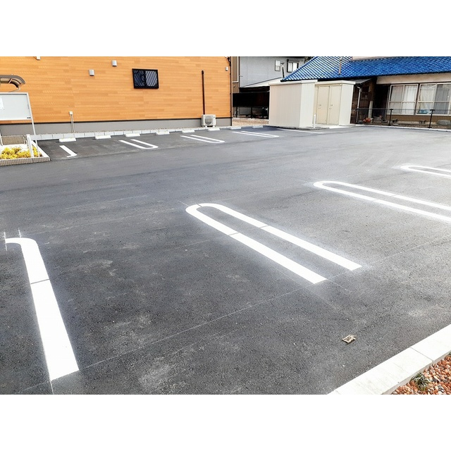 岐阜市琴塚３丁目のアパートの駐車場