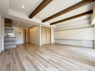 【居間・リビング】 | 山科ハイツ | 窓から明るい陽射しが差し込むリビングダイニング