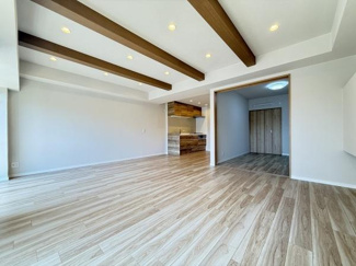 【居間・リビング】 | 山科ハイツ | 窓から明るい陽射しが差し込むリビングダイニング