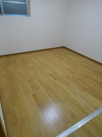 平尾5丁目星々ビルの内装|★明るい洋室★