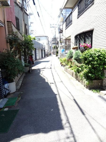 香光苑マンションのエントランス|★建物前の道路★