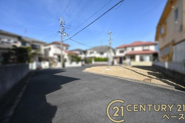 香芝市藤山２丁目　建築条件なし土地の前面道路含む現地写真