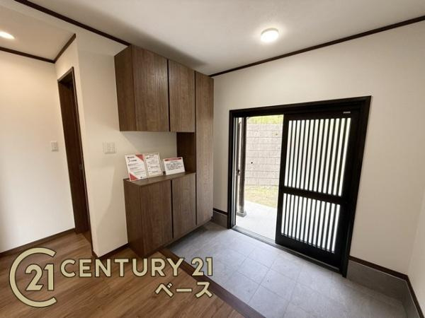 生駒市喜里が丘２丁目　一戸建の玄関|■現地撮影写真■すっきりとした明るい玄関が家族やお客様を迎えてくれます！