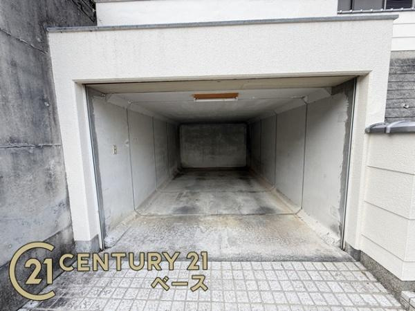 生駒市喜里が丘２丁目　一戸建の駐車場|雨風や砂塵から愛車を守ってくれる掘り込み式駐車場！