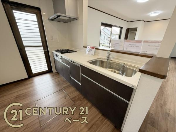 生駒市喜里が丘２丁目　一戸建のキッチン|■家族とのコミュニケーションがとりやすい人気の対面式カウンターキッチン！