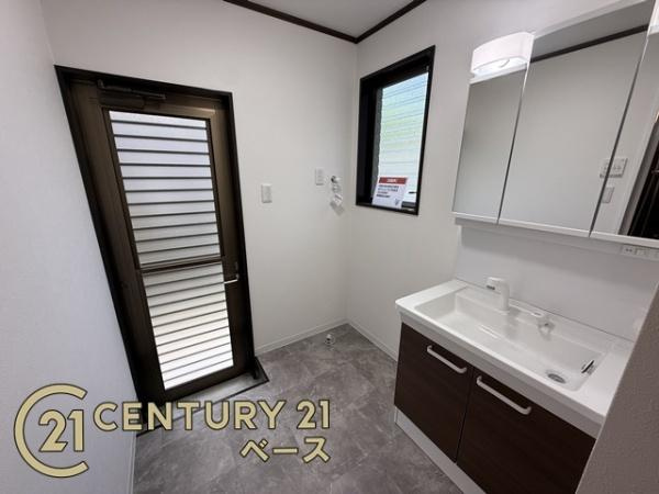 生駒市喜里が丘２丁目　一戸建の独立洗面台|勝手口につながってまいます。