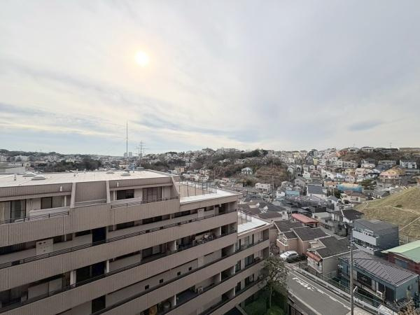 ヒルトップ横濱根岸セントラルコートのその他|バルコニーからの眺望です。前面のマンションに比べて高い位置になるので洗濯物など視線を気にせずに干せます！