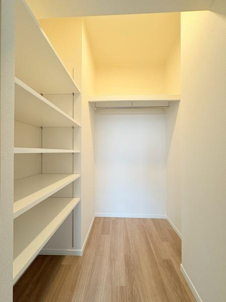 ヒルトップ横濱根岸セントラルコートの収納|洋室８帖のお部屋にあるウォークインクローゼットです！