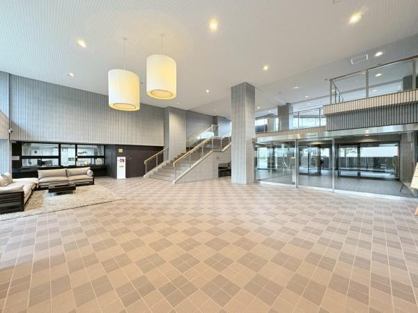 ヒルトップ横濱根岸セントラルコートのエントランス|広々エントランスロビーです！自販機もございます。