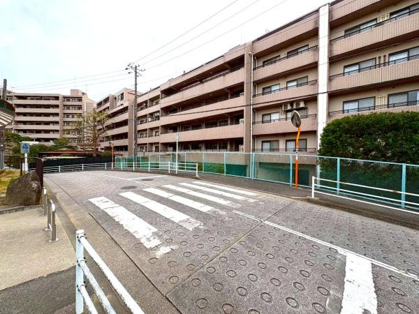 ヒルトップ横濱根岸セントラルコートのその他|前面道路から見たマンション外観です！車の通りも少なくお子様がいらしゃるご家族でも安心です！