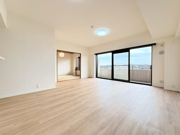 ヒルトップ横濱根岸セントラルコートの居間・リビング|リビング13.6帖！窓が大きく前面に建物がない為開放的な空間になっております。