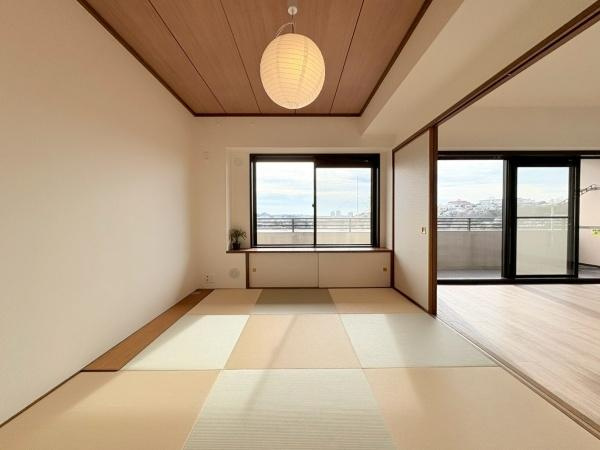 ヒルトップ横濱根岸セントラルコートの和室|和室6.4帖！リビングに繋がる和室なので扉を開いて広々使うことも区切りをつけてプライベート空間にすることもできます。