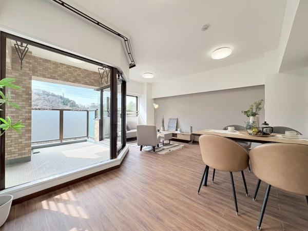 エステ・シティ湘南六浦壱番館の居間・リビング|陽光が舞い込む、心地よい毎日。