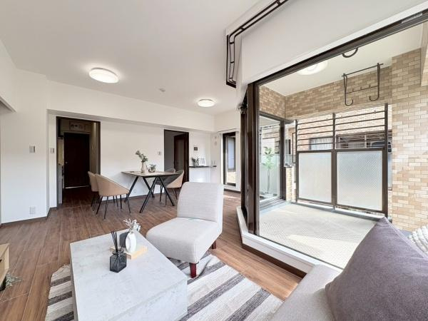 エステ・シティ湘南六浦壱番館の居間・リビング|開放感とくつろぎが調和する、LDK。