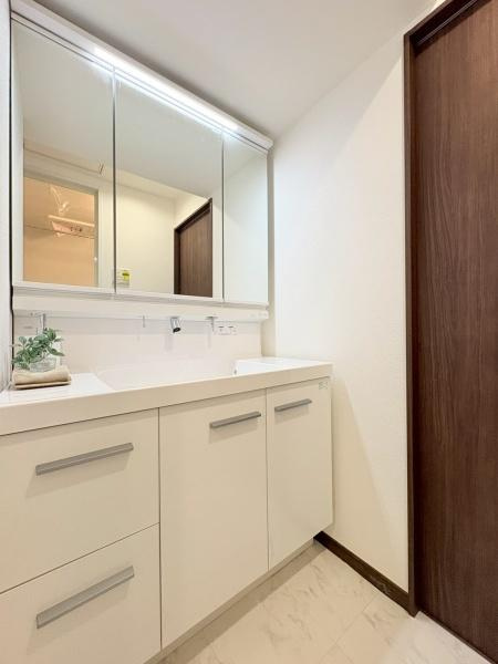 エステ・シティ湘南六浦壱番館の独立洗面台|明るい洗面室で三面鏡で収納ができます！