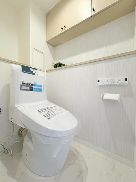 エステ・シティ湘南六浦壱番館のトイレ|清潔感と落ち着きのある空間。多機能パネル付きトイレです。
