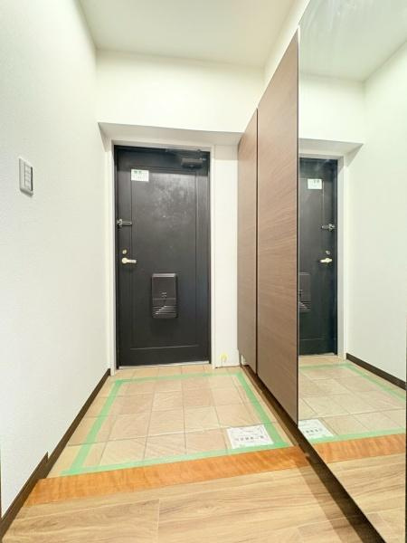 エステ・シティ湘南六浦壱番館の玄関|お出かけ前に全身確認のできる鏡付きシューズクローゼットです！