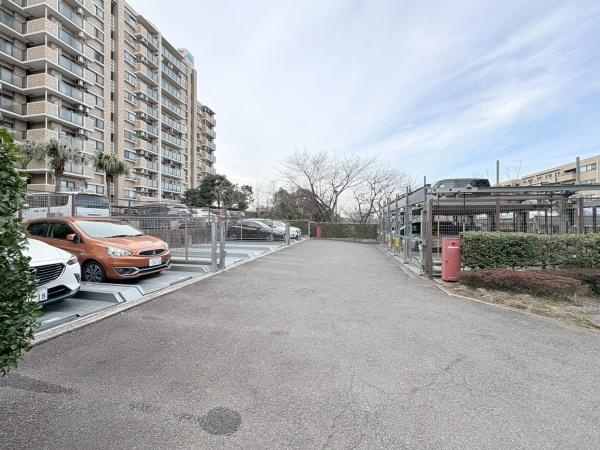 エステ・シティ湘南六浦壱番館の駐車場|駐車場エリアです！バイク・駐車場もございます。