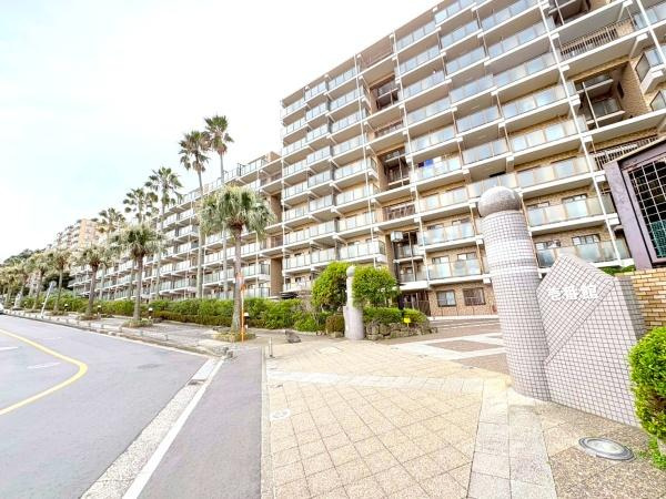 エステ・シティ湘南六浦壱番館の外観|マンションの外観です！マンション出入り口も広く車の通りが少ないのでお子様がいるご家族でも安心です。
