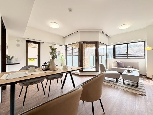 エステ・シティ湘南六浦壱番館の居間・リビング|LDK15帖！窓が多く明るく開放的な空間になっています。