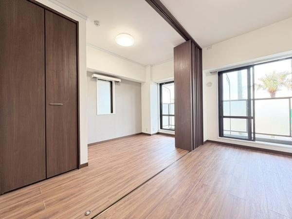 エステ・シティ湘南六浦壱番館の洋室|洋室4.6帖！バルコニー付きのお部屋になります。