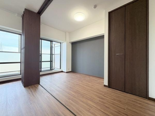 エステ・シティ湘南六浦壱番館の洋室|洋室5.1帖！バルコニーに面しているお部屋です！間仕切り引き戸で目的に応じて区切ることができます。