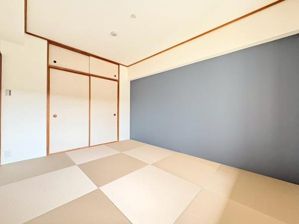 エステ・シティ湘南六浦壱番館の和室|和室６帖！扉で仕切られているので寝室としてもお使いいただけます。和室の中にアクセントクロスになっているのでオシャレ空間を楽しめられます！