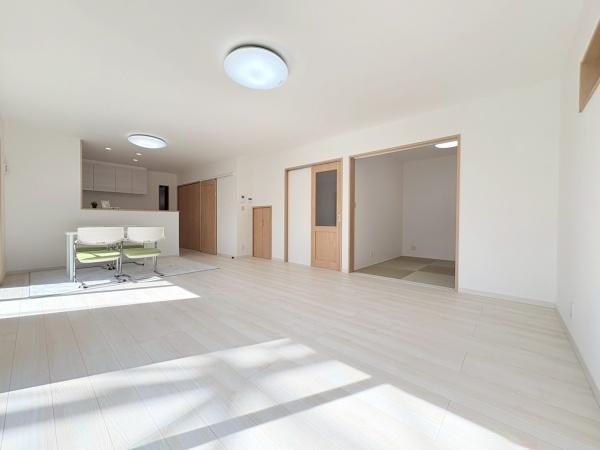 横須賀市ハイランド３丁目の新築一戸建の居間・リビング|窓側から見たリビング空間です！窓が多く通風が良い為湿気が籠る心配が少ないですね！ご家族がいつも集まる場所は心地の良い空間と広さですね！