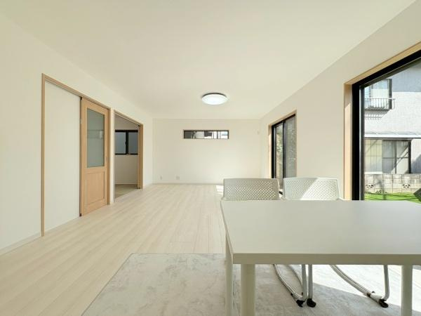 横須賀市ハイランド３丁目の新築一戸建の居間・リビング|キッチン側から見たリビングです！