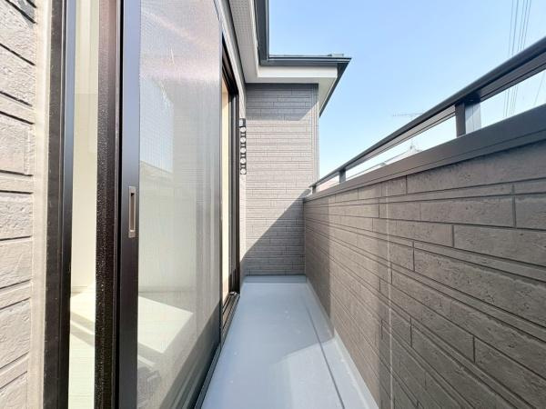 横須賀市ハイランド３丁目の新築一戸建のバルコニー|2Fのバルコニーです！日当たりが良く冬でも洗濯物がよく乾きそうです！