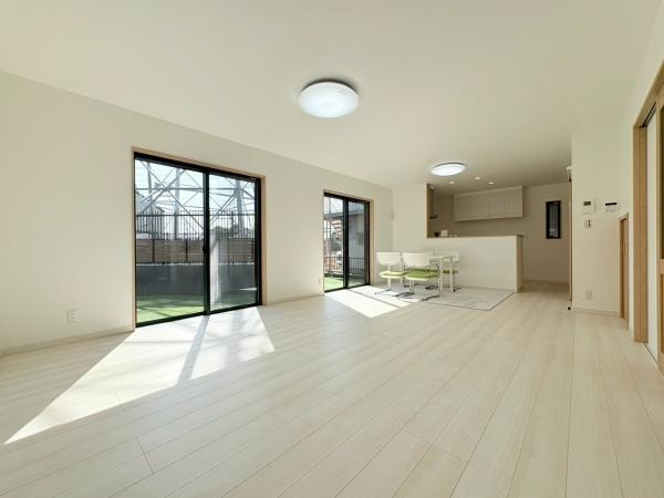 横須賀市ハイランド３丁目の新築一戸建の居間・リビング|畳コーナー側から見たリビングです！