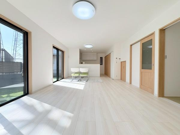 横須賀市ハイランド３丁目の新築一戸建の居間・リビング|LDK20.97帖！広々したリビングは陽当り＋通風良好です！インテリアが考えやすい間取りなので家具・家電を揃えるのも楽しみの一つですね。
