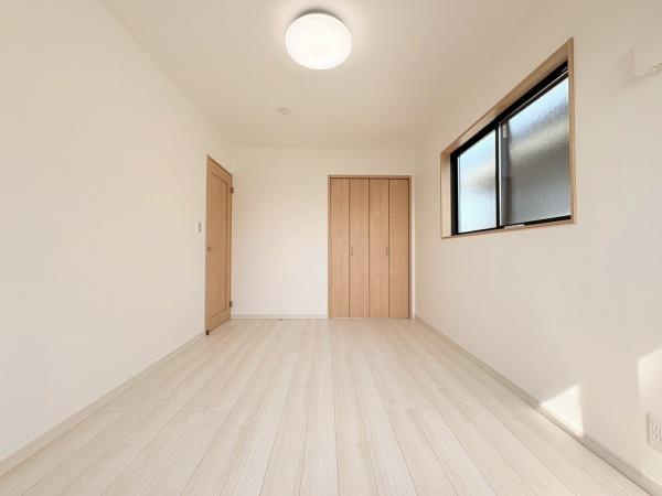 横須賀市ハイランド３丁目の新築一戸建の寝室|寝室6.75帖！ベッドを置いても充分な広さがあります。陽当りも良く収納もしっかりございます。
