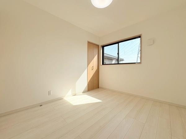 横須賀市ハイランド３丁目の新築一戸建の子供部屋|子供部屋5.25帖！お子様部屋やリモートワーク部屋としてもお使いいただけます。ご家族の成長の変化にも対応できそうです。