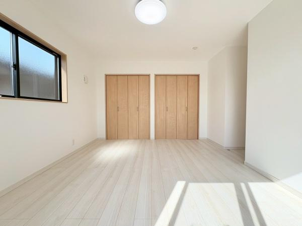 横須賀市ハイランド３丁目の新築一戸建の洋室|洋室９帖！バルコニーに面しているお部屋です！照明がなくても明るいです！