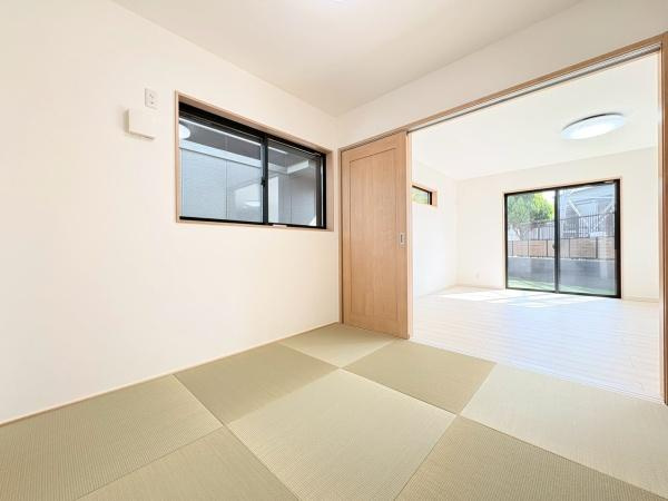 横須賀市ハイランド３丁目の新築一戸建の洋室|畳コーナー4.3帖！リビングに繋がるお部屋なので広々お使いいただくことができます。扉を閉めてプライベート空間にすることも出来ます！