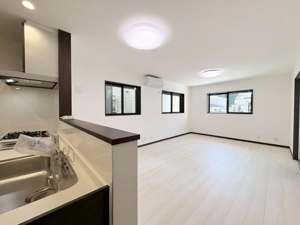 横須賀市長坂２丁目の新築一戸建の居間・リビング|キッチン側から見たリビングです！