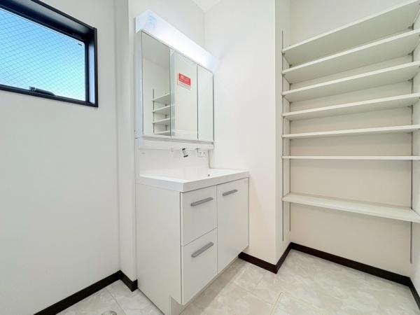 横須賀市長坂２丁目の新築一戸建の独立洗面台|明るい洗面室で三面鏡で収納ができます！